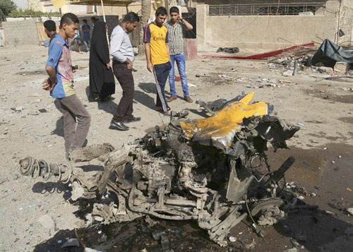 Người dân quan sát một khu vực đánh bom xe ở khu dân cư Mashtal, phía Đông Baghdad.
